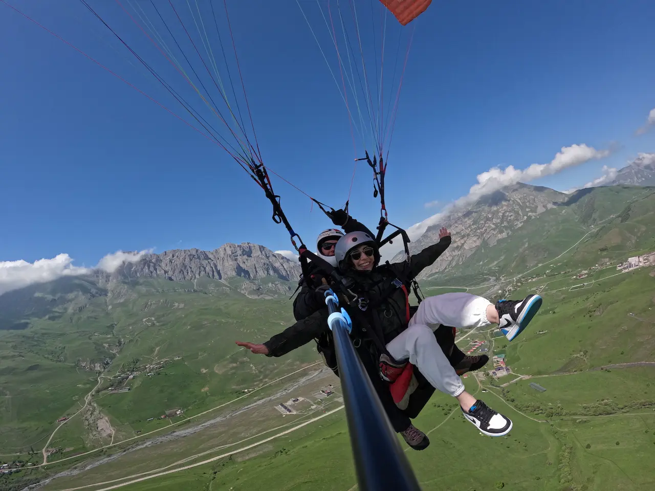 Сезон 2026: Погода и цены на полет на параплане в Северной Осетии на майские